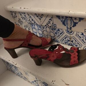 Chic Red Leather Sandals with Scalloped Design
